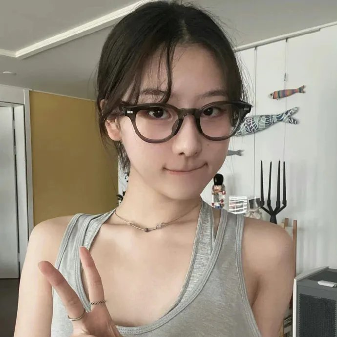 微光下的蓝色男孩